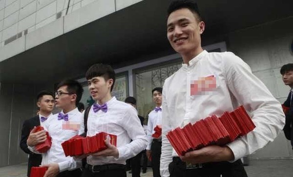 Xôn xao cô dâu chú rể phát 40.000 bao lì xì cho người đi đường
