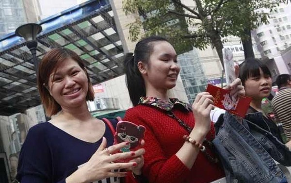 Xôn xao cô dâu chú rể phát 40.000 bao lì xì cho người đi đường