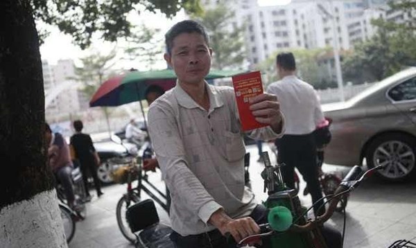 Xôn xao cô dâu chú rể phát 40.000 bao lì xì cho người đi đường