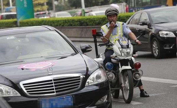 Xôn xao cô dâu chú rể phát 40.000 bao lì xì cho người đi đường