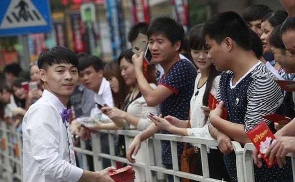 Xôn xao cô dâu chú rể phát 40.000 bao lì xì cho người đi đường