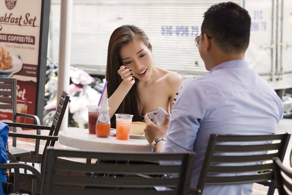 Chùm ảnh: Elly Trần “tình tứ” bên trai lạ sau sinh