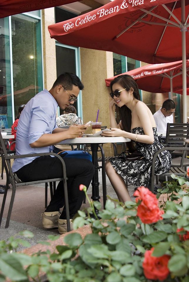 Chùm ảnh: Elly Trần “tình tứ” bên trai lạ sau sinh