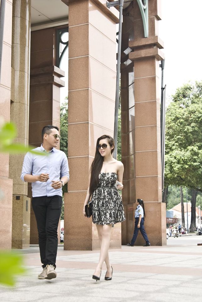 Chùm ảnh: Elly Trần “tình tứ” bên trai lạ sau sinh