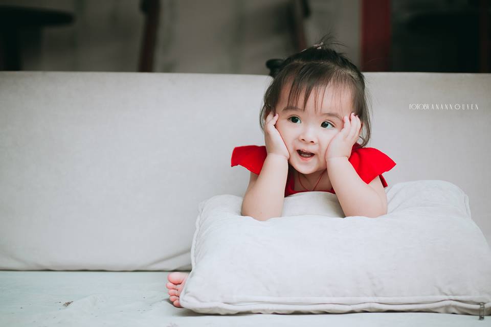 Em bé 18 tháng giống hệt Xuân Mai “điên đảo” dân mạng