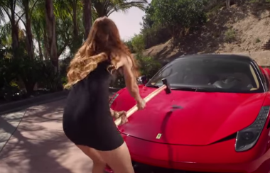 Gái xinh đập nát siêu xe vì bạn trai 