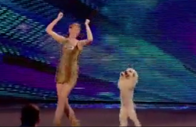 Clip: Chú chó biểu diễn thông minh chiếm trọn trái tim khán giả