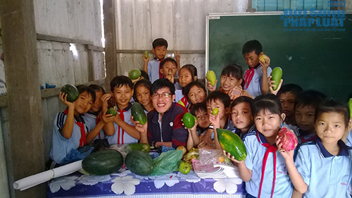 Thầy giáo 9X chữ đẹp như in muốn “truyền nghề” cho trẻ mồ côi