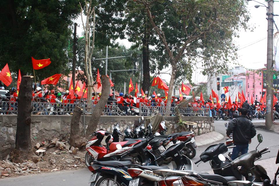 Việt Nam – Malaysia: Dân mạng “sắm” gì đi xem bán kết?