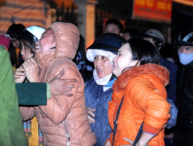 Cháy chợ Cầu Diễn: Xót xa nhìn cảnh tiểu thương khóc trong đêm Cháy chợ Cầu Diễn: Xót xa nhìn cảnh tiểu thương khóc trong đêm