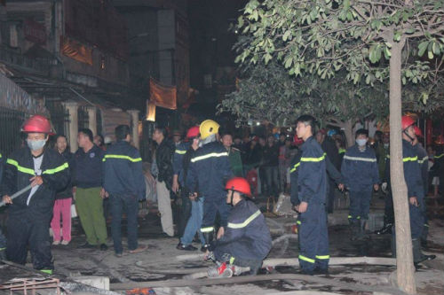 Cháy chợ Cầu Diễn: Xót xa nhìn cảnh tiểu thương khóc trong đêm Cháy chợ Cầu Diễn: Xót xa nhìn cảnh tiểu thương khóc trong đêm