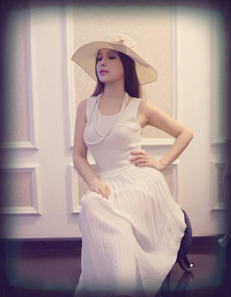 Cựu hot girl Huyền Baby tung ảnh xinh như “thiên thần” 