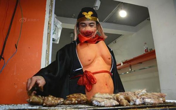 Xôn xao chàng trai giả Trư Bát Giới bán móng giò trên phố Xôn xao chàng trai giả Trư Bát Giới bán móng giò trên phố