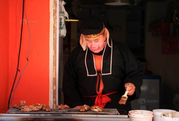 Xôn xao chàng trai giả Trư Bát Giới bán móng giò trên phố Xôn xao chàng trai giả Trư Bát Giới bán móng giò trên phố