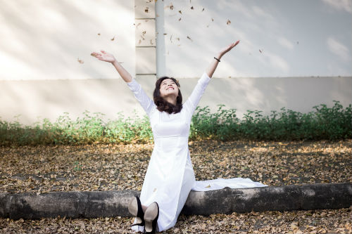 Hot girl Hoàng Yến Chibi đẹp tinh khôi trong tà áo dài