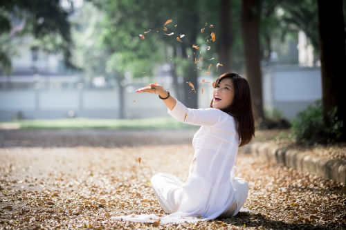 Hot girl Hoàng Yến Chibi đẹp tinh khôi trong tà áo dài