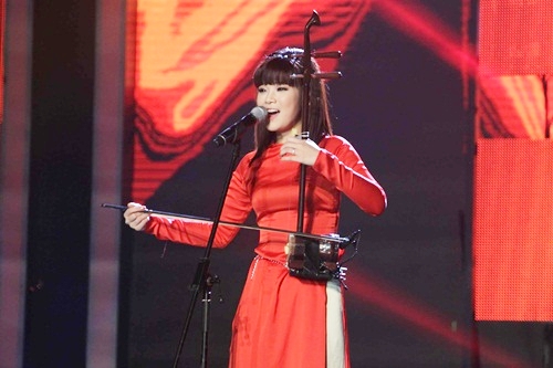 Hot girl Hoàng Yến Chibi đẹp tinh khôi trong tà áo dài