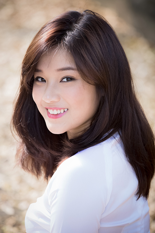 Hot girl Hoàng Yến Chibi đẹp tinh khôi trong tà áo dài
