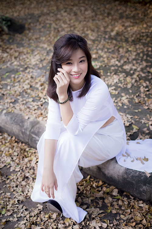 Hot girl Hoàng Yến Chibi đẹp tinh khôi trong tà áo dài