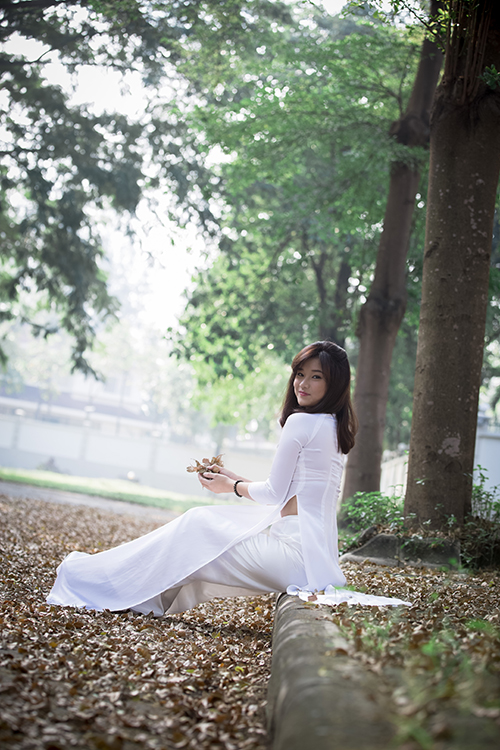 Hot girl Hoàng Yến Chibi đẹp tinh khôi trong tà áo dài