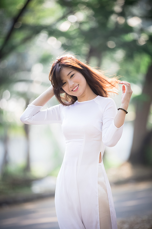 Hot girl Hoàng Yến Chibi đẹp tinh khôi trong tà áo dài