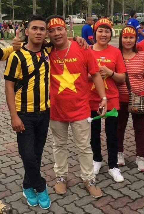 Người hâm mộ Malaysia đăng ảnh xin lỗi CĐV Việt Nam