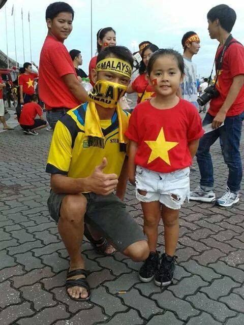 Người hâm mộ Malaysia đăng ảnh xin lỗi CĐV Việt Nam