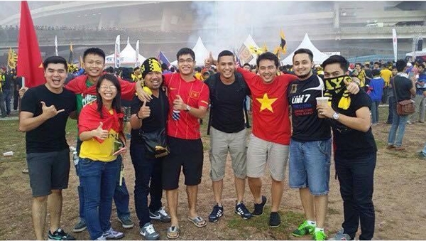 Người hâm mộ Malaysia đăng ảnh xin lỗi CĐV Việt Nam