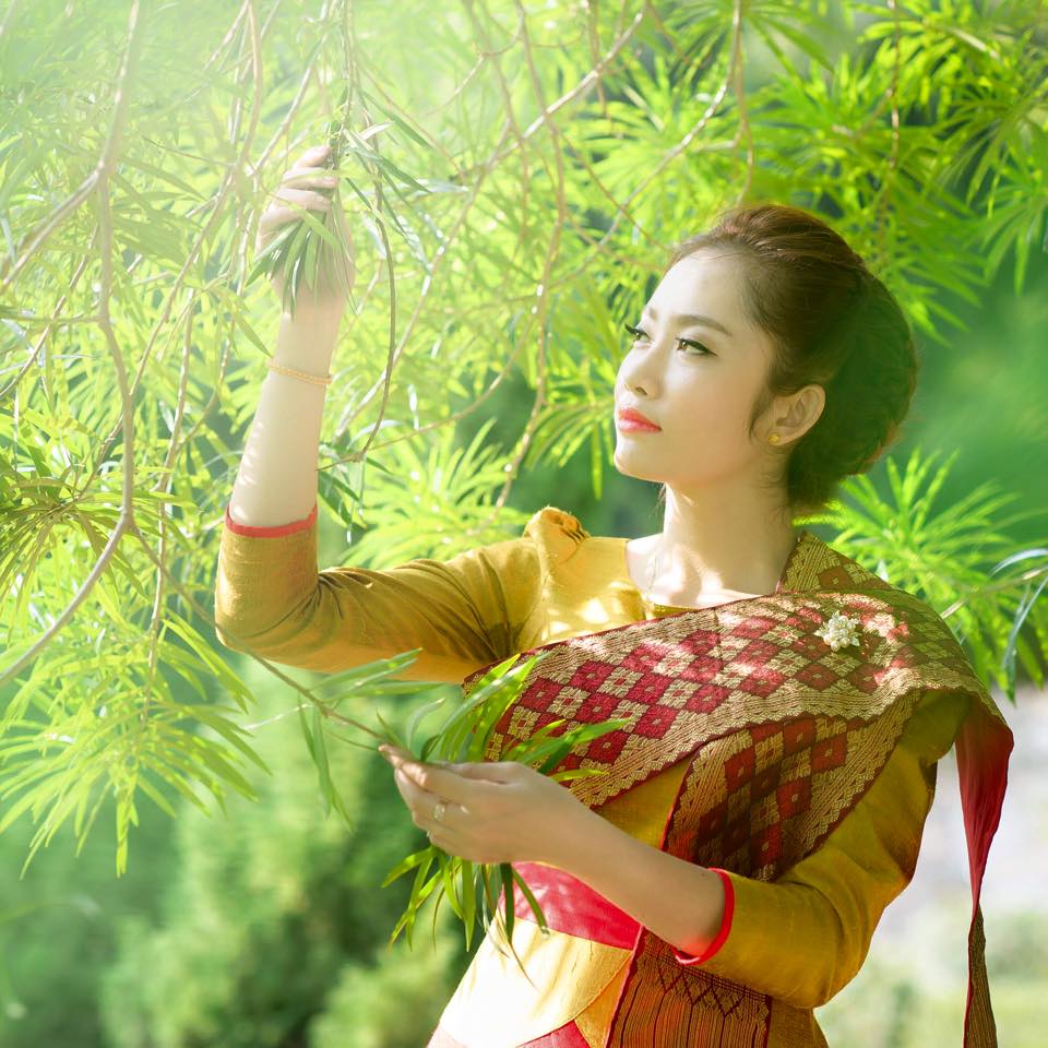 Vẻ đẹp “vạn người mê” của hot girl người Lào