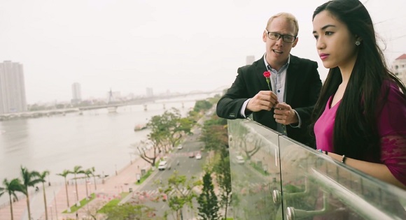 Cười nghiêng ngả với Anh không đòi quà phiên bản “Tây bánh bèo” 