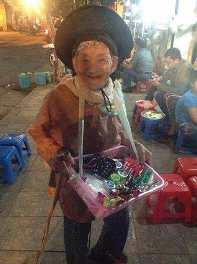 “Nụ cười hạnh phúc” của cụ bà bán hàng rong gây xúc động