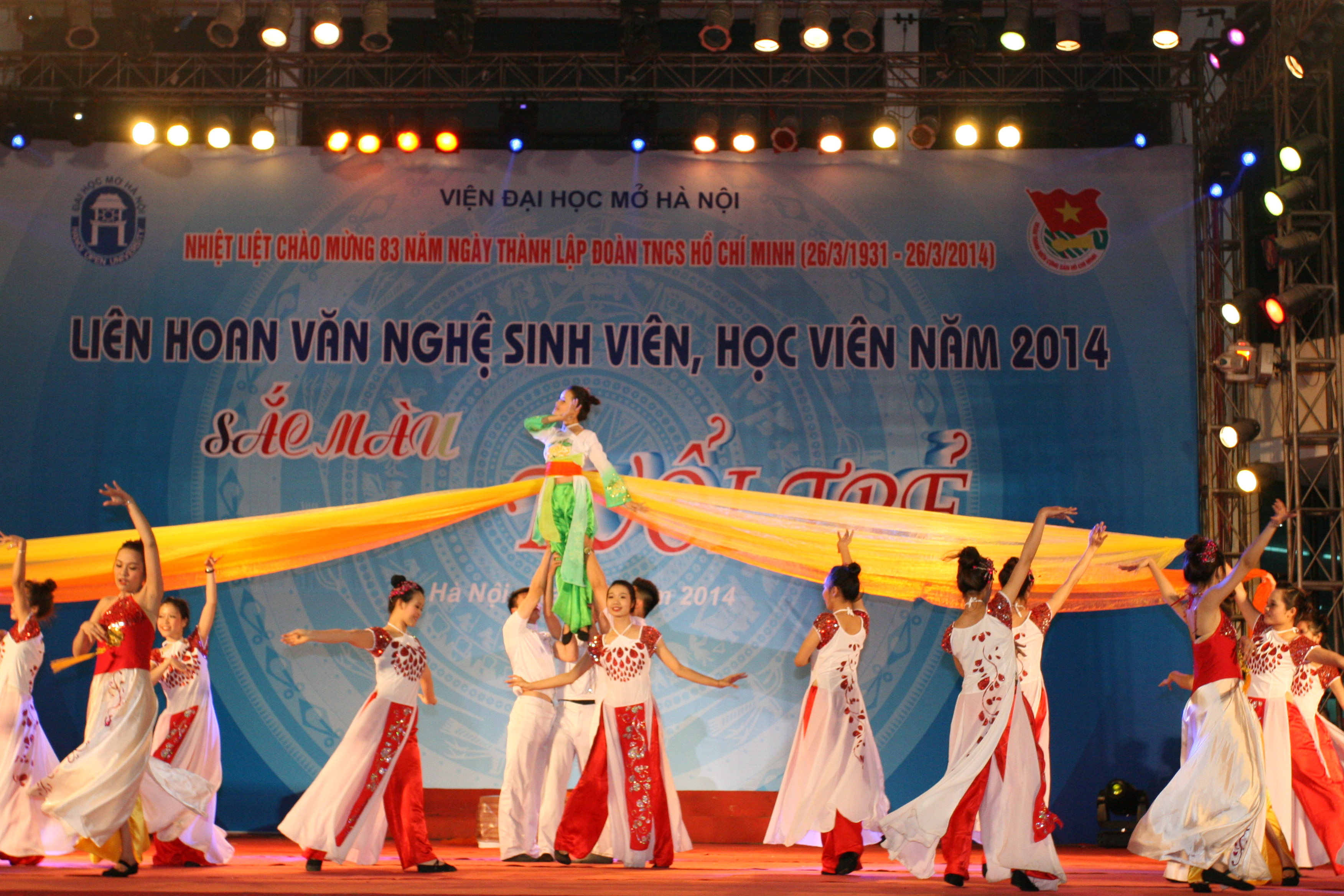 Kỷ lục tiết mục 200 người biểu diễn trong đêm “Sắc màu tuổi trẻ