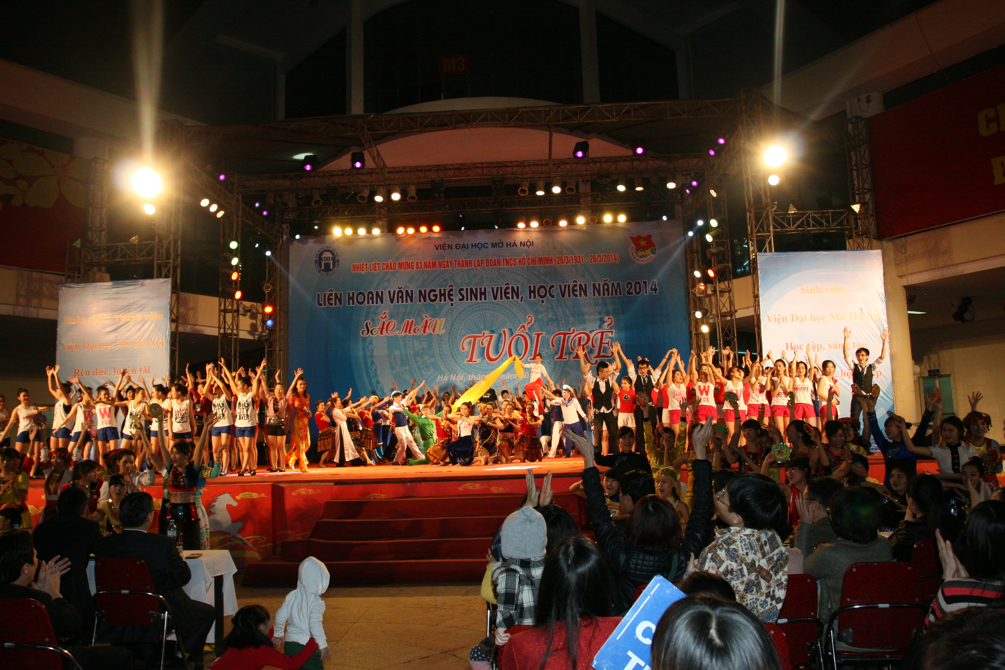 Kỷ lục tiết mục 200 người biểu diễn trong đêm “Sắc màu tuổi trẻ