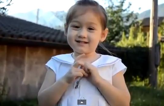 Bé Việt Kiều hát “Em lên bốn” bằng tiếng Việt siêu đáng yêu