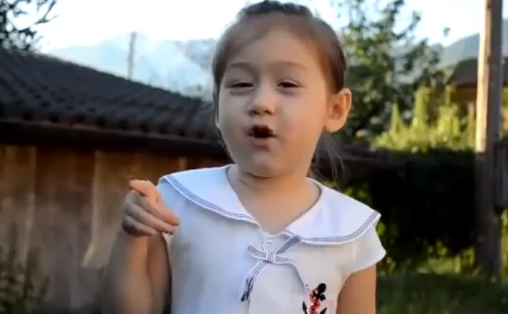 Bé Việt Kiều hát “Em lên bốn” bằng tiếng Việt siêu đáng yêu