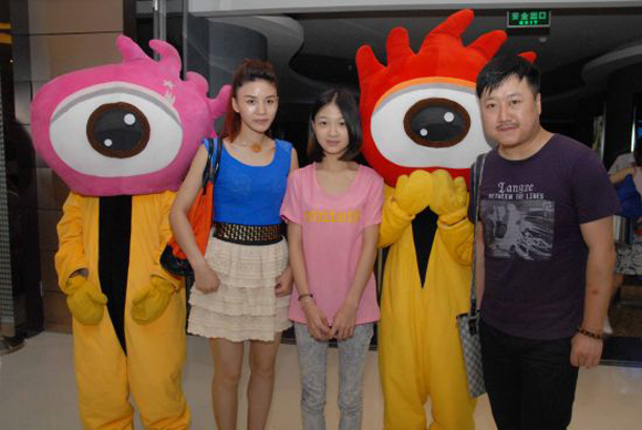 Xúc động hotgirl “Tây thi rau câu” nghỉ học để nuôi em