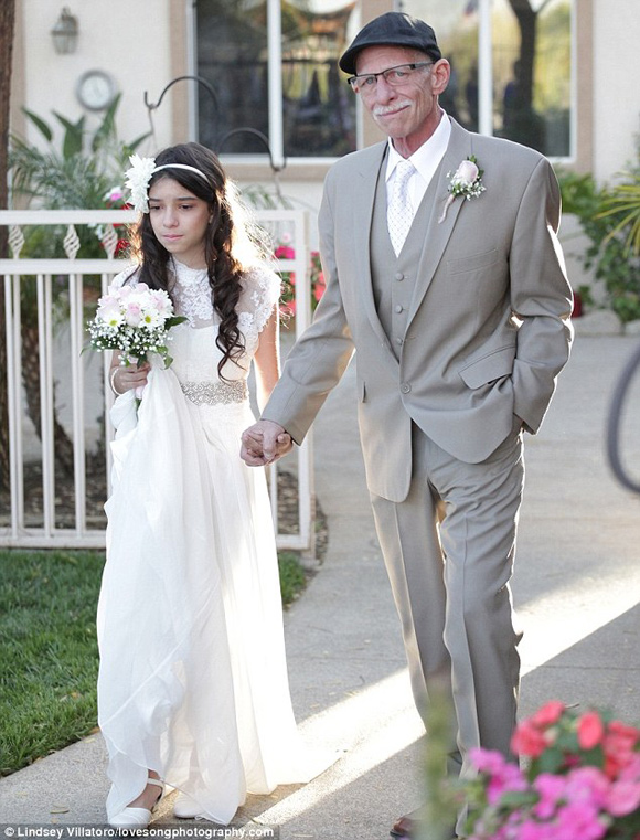 Cha mắc bệnh dắt tay con gái 11 tuổi vào lễ đường gây xúc động Cha mắc bệnh dắt tay con gái 11 tuổi vào lễ đường gây xúc động