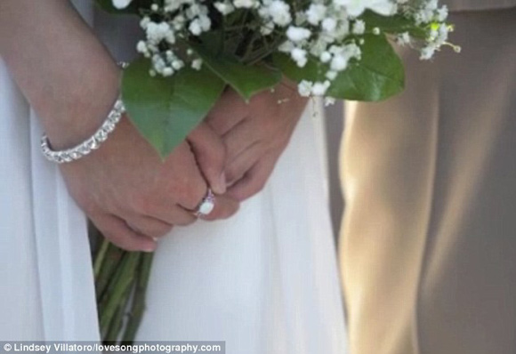 Cha mắc bệnh dắt tay con gái 11 tuổi vào lễ đường gây xúc động Cha mắc bệnh dắt tay con gái 11 tuổi vào lễ đường gây xúc động