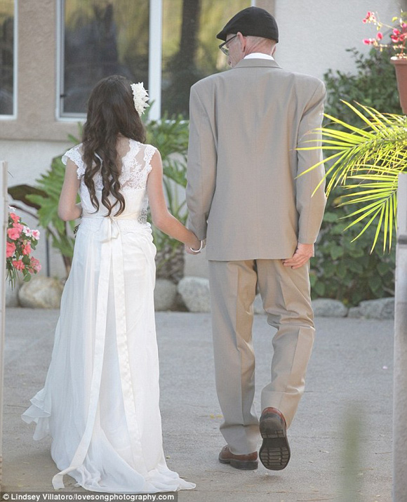 Cha mắc bệnh dắt tay con gái 11 tuổi vào lễ đường gây xúc động Cha mắc bệnh dắt tay con gái 11 tuổi vào lễ đường gây xúc động