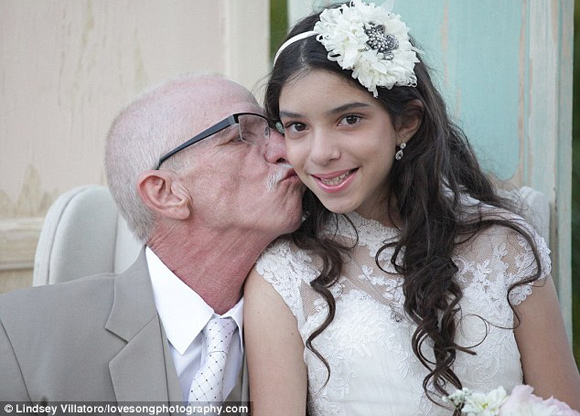 Cha mắc bệnh dắt tay con gái 11 tuổi vào lễ đường gây xúc động Cha mắc bệnh dắt tay con gái 11 tuổi vào lễ đường gây xúc động