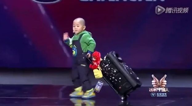 Bé trai 3 tuổi múa cực đáng yêu cưa đổ triệu trái tim