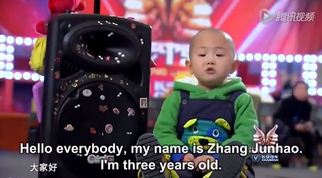 Bé trai 3 tuổi múa cực đáng yêu cưa đổ triệu trái tim