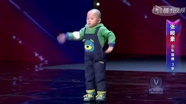 Bé trai 3 tuổi múa cực đáng yêu cưa đổ triệu trái tim