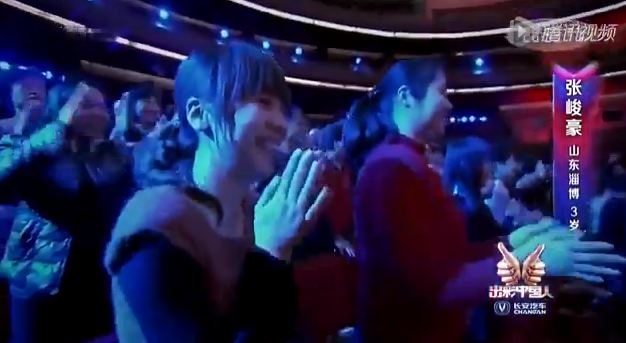 Bé trai 3 tuổi múa cực đáng yêu cưa đổ triệu trái tim