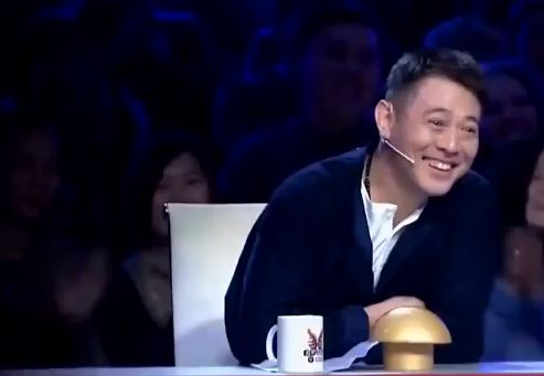 Bé trai 3 tuổi múa cực đáng yêu cưa đổ triệu trái tim