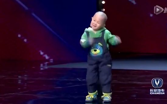 Bé trai 3 tuổi múa cực đáng yêu cưa đổ triệu trái tim