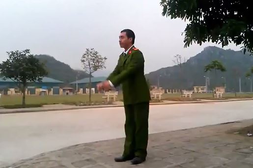 Hài hước vũ điệu “Anh không đòi quà” của chàng cảnh sát