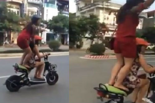 Hai cô gái trẻ “diễn xiếc” trên xe đạp điện gây choáng
