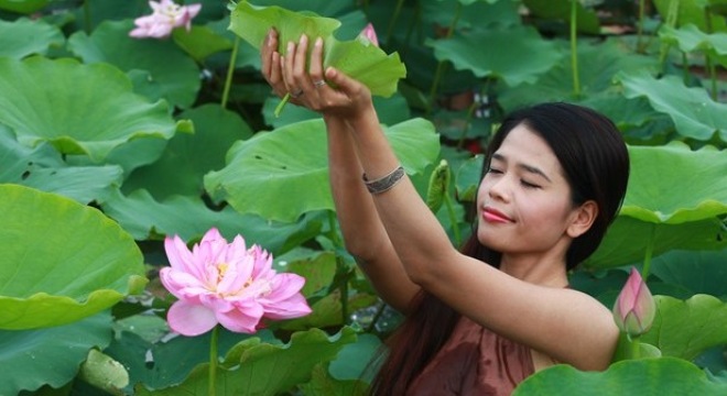 Thiếu nữ áo yếm gợi cảm với mùa sen Hà Nội