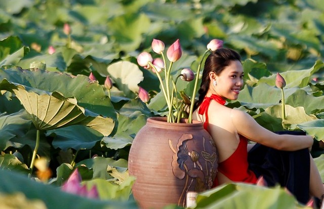 Thiếu nữ áo yếm gợi cảm với mùa sen Hà Nội